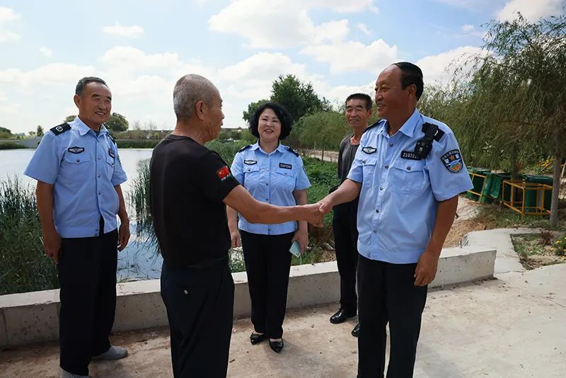 村民感謝評(píng)理說事員的悉心調(diào)解,。