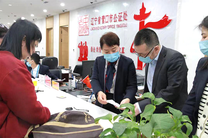營口市司法局領(lǐng)導(dǎo)干部（中）坐窗口,、走流程解決百姓問題