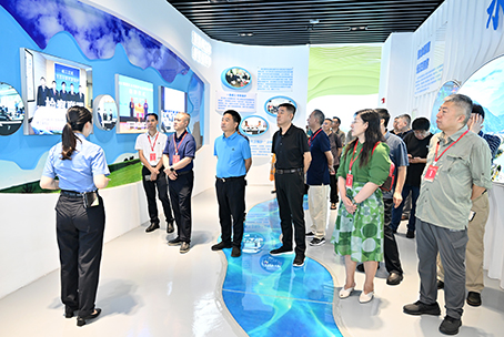 采訪團在四川省都江堰市的“堰水清清”生態(tài)環(huán)境保護宣傳警示教育基地采訪