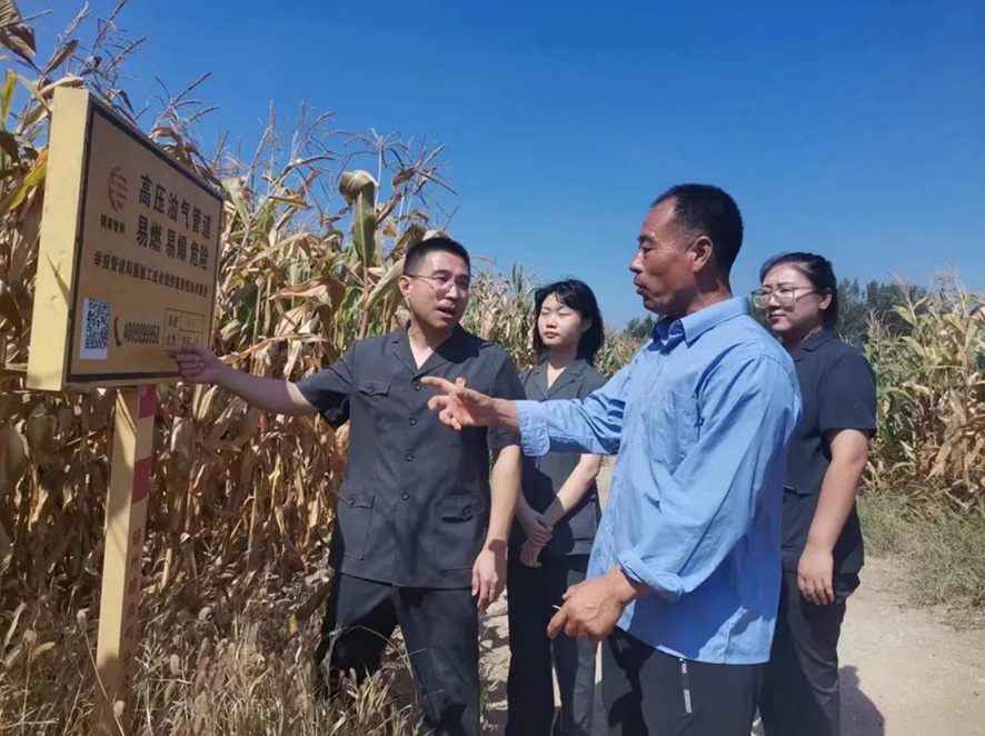 錦州中院行政審判庭副庭長(zhǎng)王錦鵬（左一）到田間地頭勘查占用土地邊界