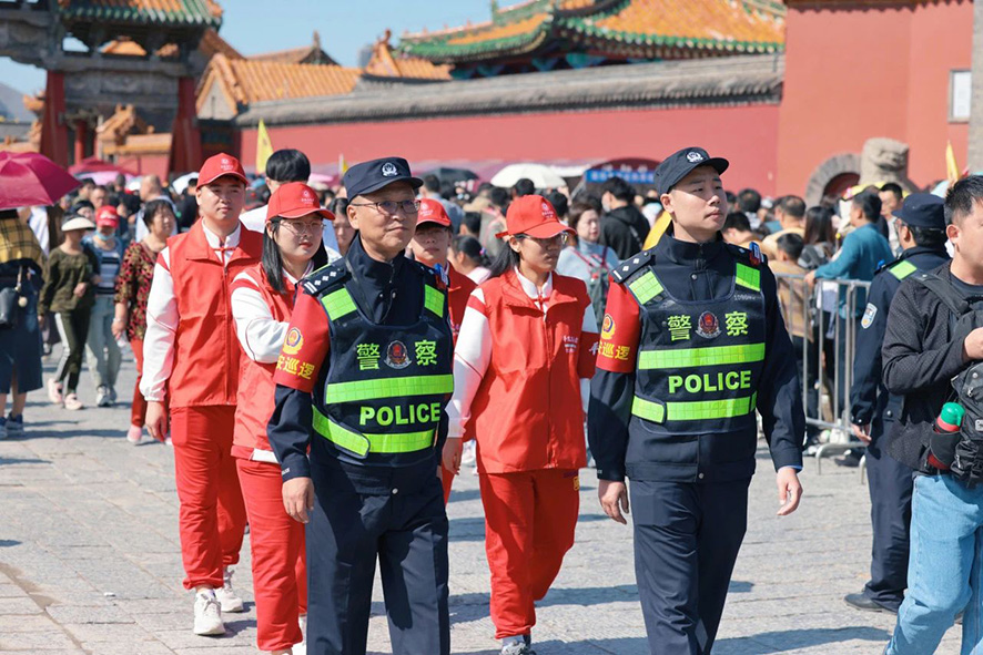 沈陽(yáng)公安民警在景區(qū)巡邏 本報(bào)記者 王聰 攝