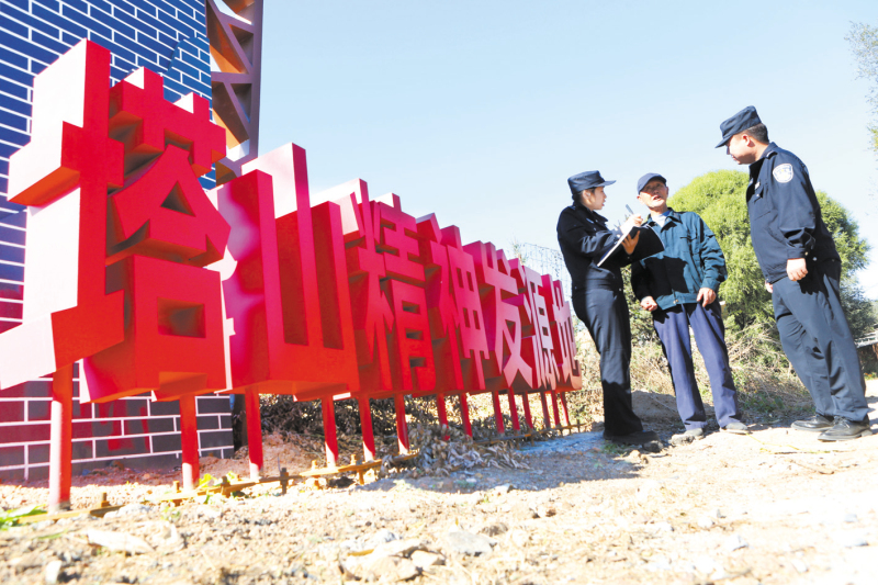 民警在走訪塔山精神發(fā)源地時，聽老人講戰(zhàn)斗故事。