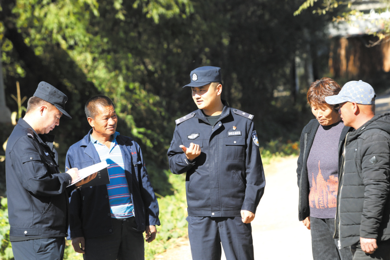 轄區(qū)每一起矛盾糾紛,，民警都會及時,、耐心化解,。