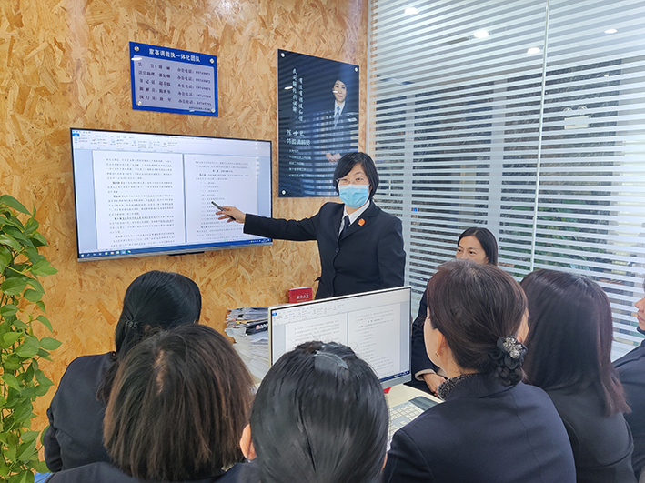 立案庭法官王翠玲給調(diào)解員們做培訓