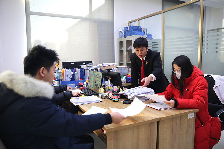 胡盼（右二）組織雙方當(dāng)事人現(xiàn)場簽訂調(diào)解協(xié)議
