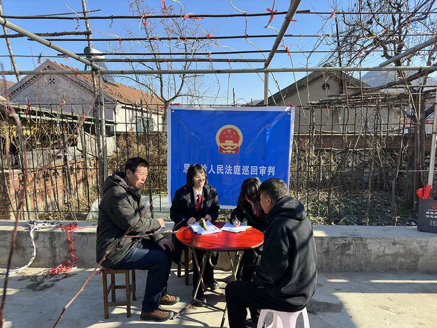 4、南芬區(qū)法院巡回審判將法庭搬進(jìn)百姓院里