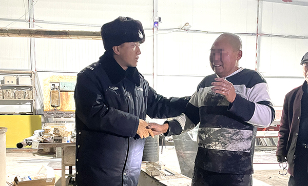 圖3，獲救的李某激動(dòng)萬分