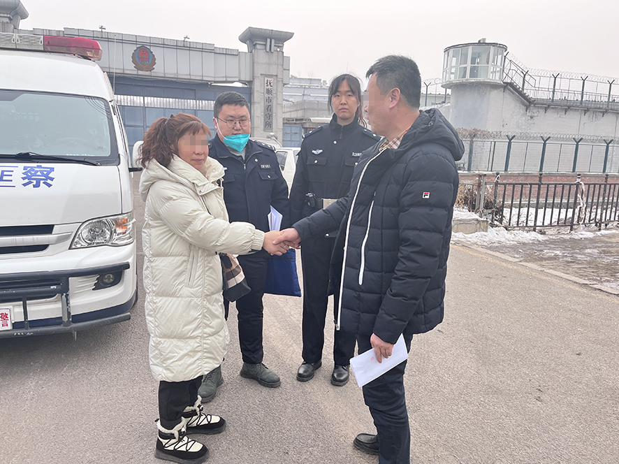 張某（左一）與申請執(zhí)行人達(dá)成和解協(xié)議