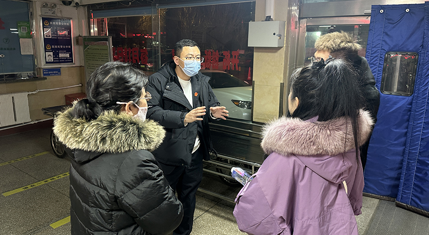 進(jìn)行司法拘留前,，佟欣法官帶被執(zhí)行認(rèn)進(jìn)行體檢,，并向申請(qǐng)人解答拘留的詳細(xì)問(wèn)題