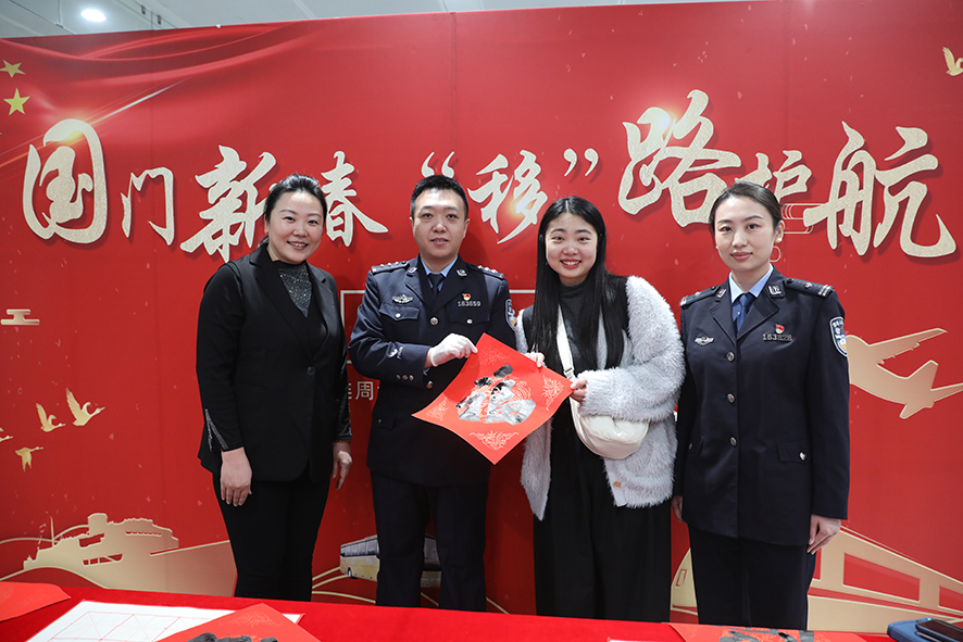 記者（左）也為游客送去“福”2