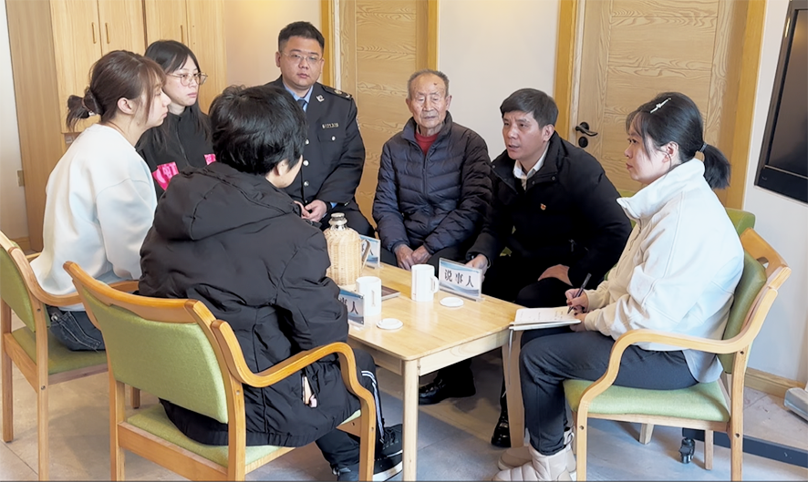 記者（右一）旁聽王其強（右二）組織的社區(qū)調解工作