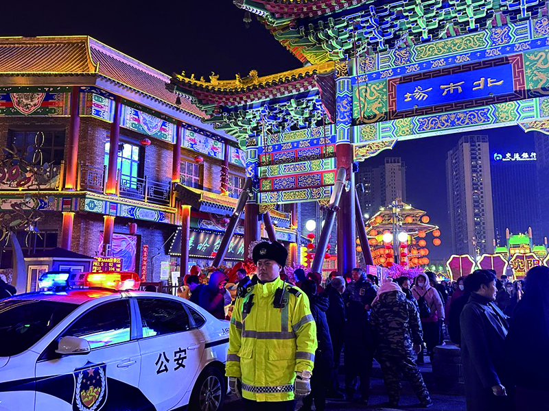 交警在北市場執(zhí)勤 頭題片