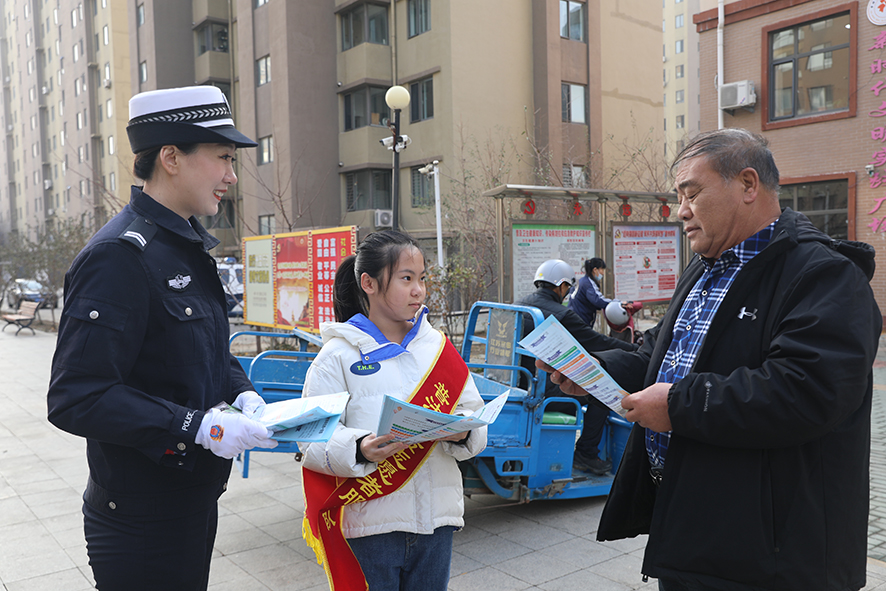 大石橋交警進(jìn)社區(qū)開(kāi)展交通安全宣傳活動(dòng)