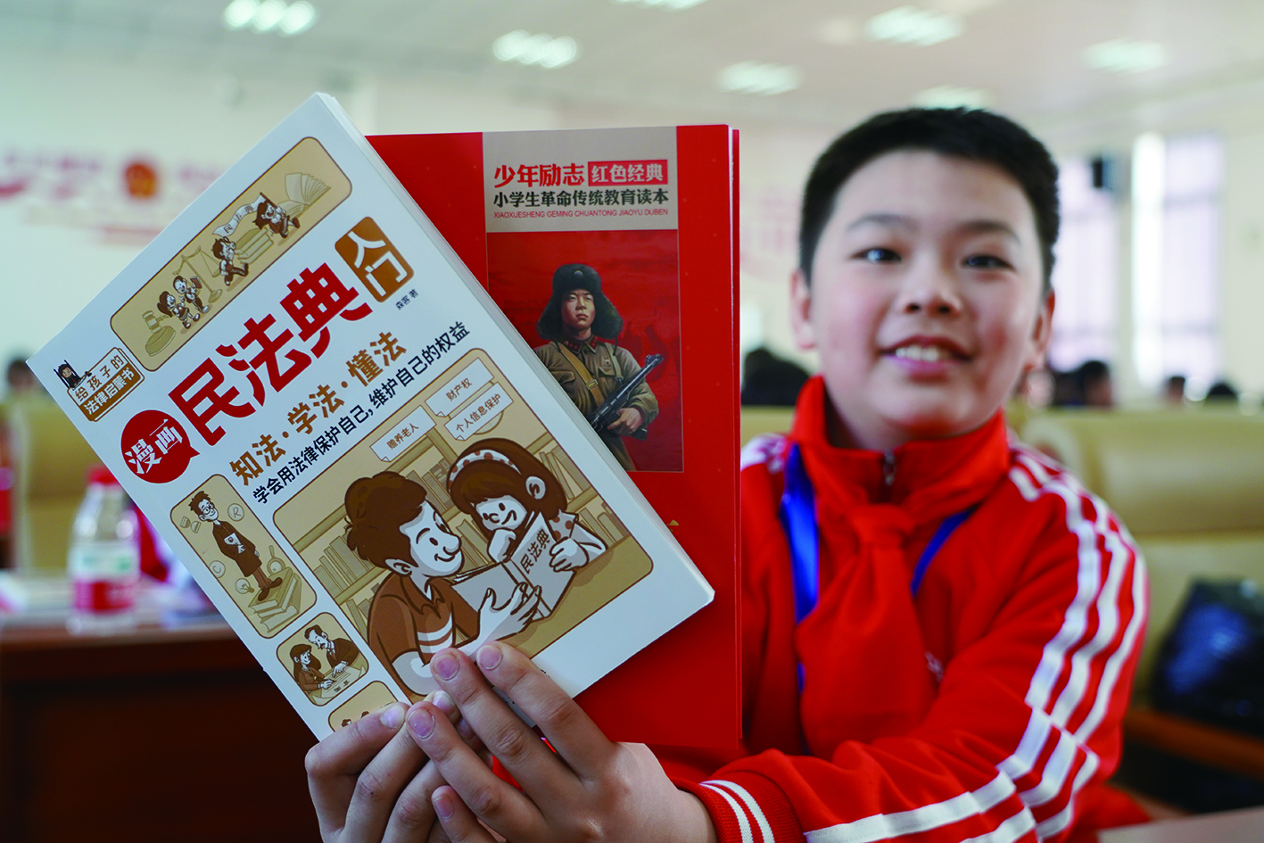 現(xiàn)場的工作人員向所有參加活動(dòng)的同學(xué)們送上了精心準(zhǔn)備的《雷鋒的故事》與《漫畫版民法典》書籍