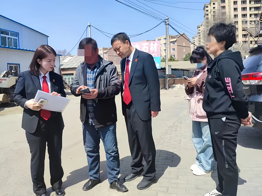 法官與村委會(huì)工作人員找到小嘉母親住處