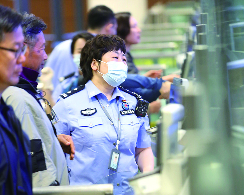 民警在協(xié)助首次來(lái)華的外國(guó)旅客采集指紋,。