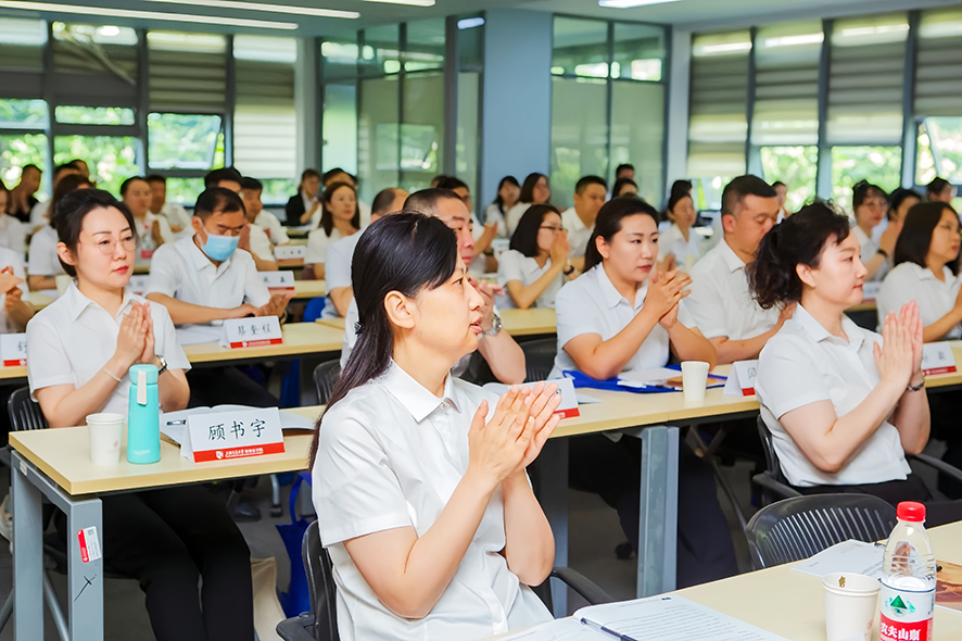 鞍山兩級(jí)法院首期57名員額法官及法官助理將在上海交通大學(xué)凱原法學(xué)院開(kāi)始為期一周的集中學(xué)習(xí)。