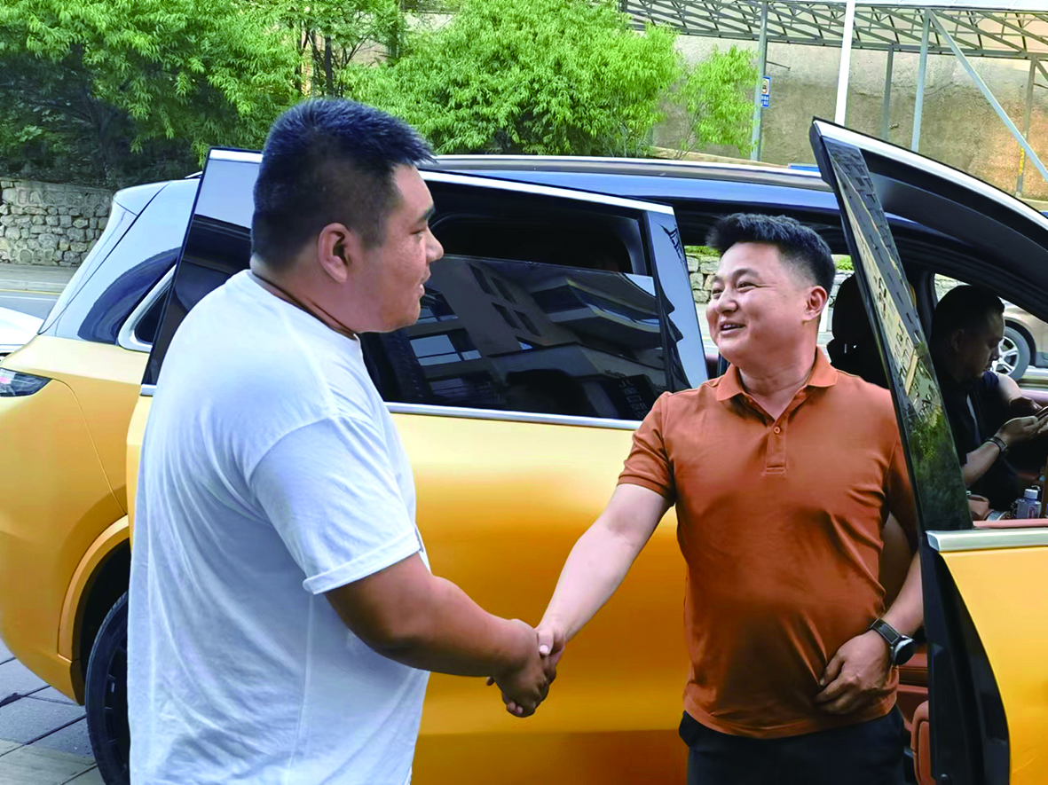 見到救命恩人,，田振良上前握住赫連濱坤（右）的手,。