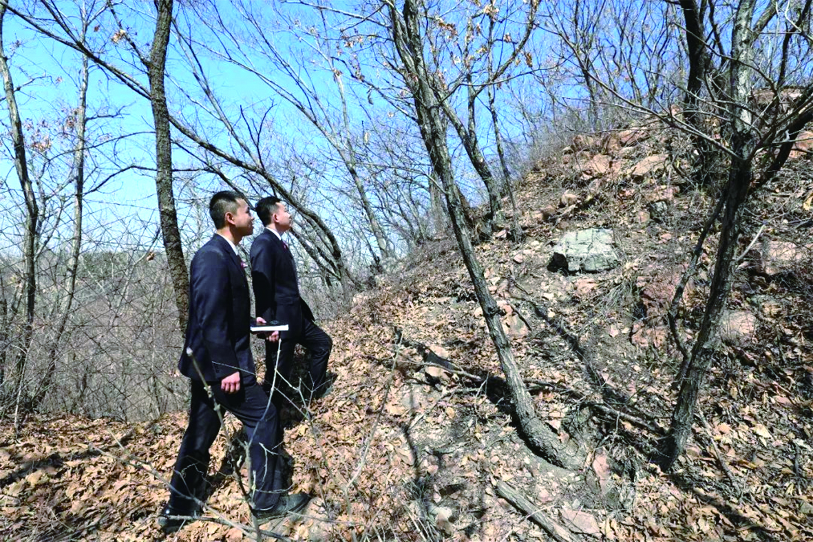 檢察官在長(zhǎng)城烽火臺(tái)遺址附近勘察取證。李奇峰 攝