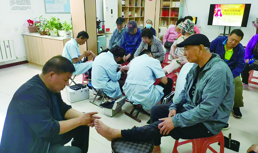 “尊老愛(ài)老義務(wù)修腳”服務(wù)隊(duì)進(jìn)社區(qū)服務(wù)