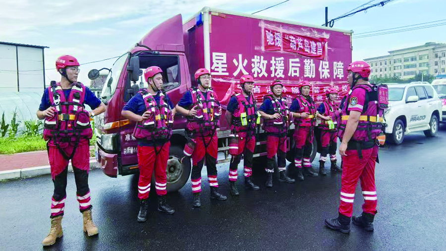 （葫蘆島稿件）大連星火救援隊員抵達建昌整隊開赴災(zāi)區(qū)