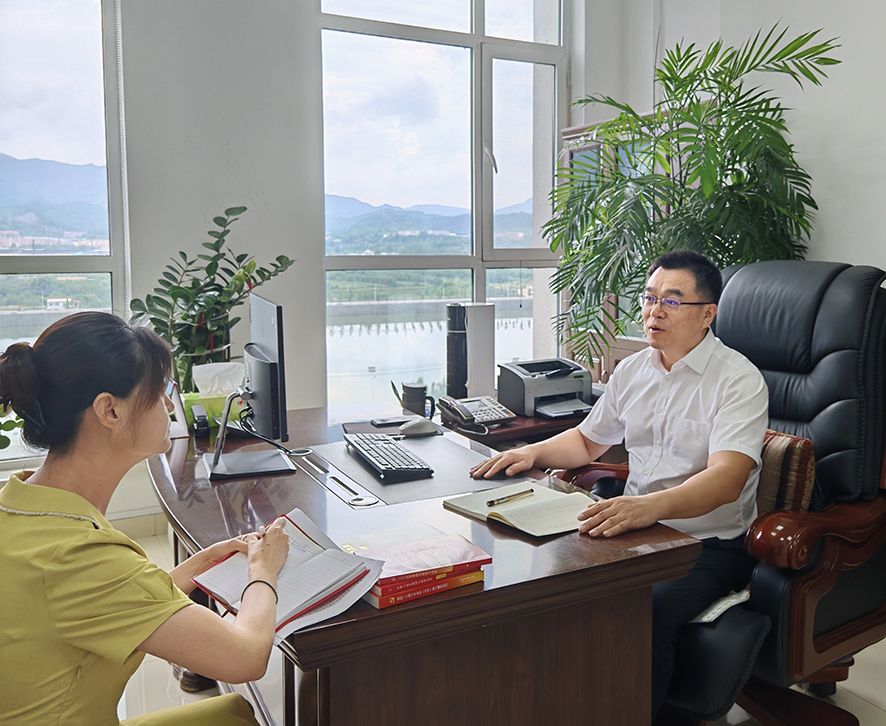 李春忱（右）接受記者采訪