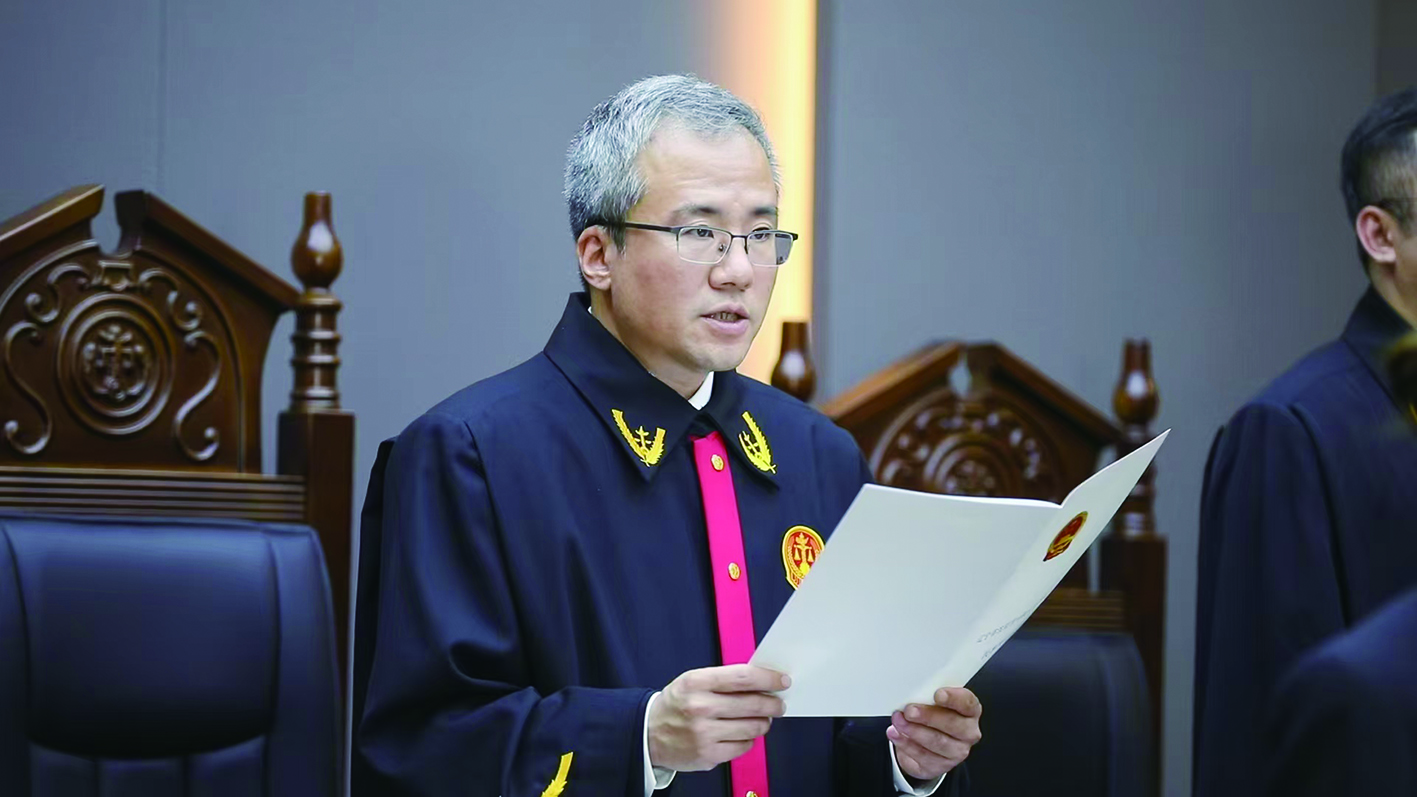 侯楊庭長(zhǎng)正在宣讀判決書