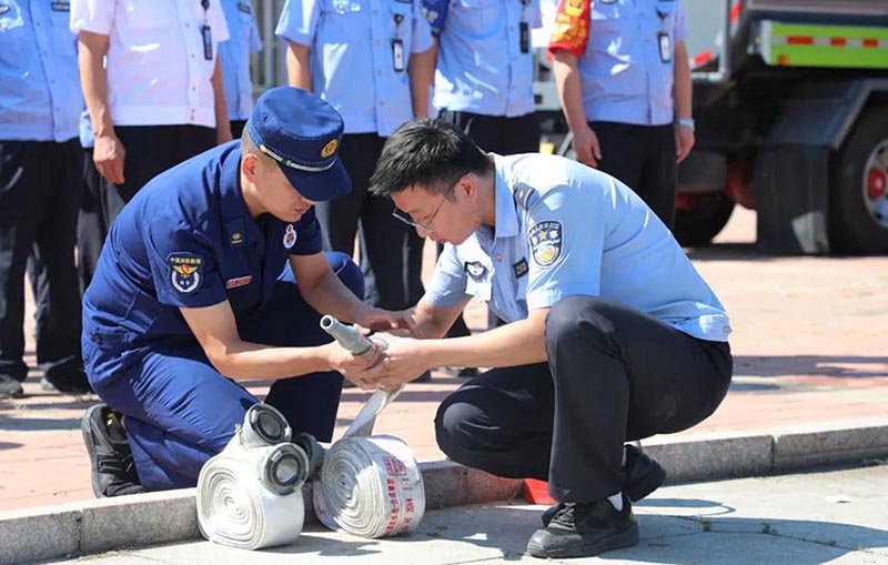 救援大隊(duì)教官與參訓(xùn)民警交流互動(dòng)