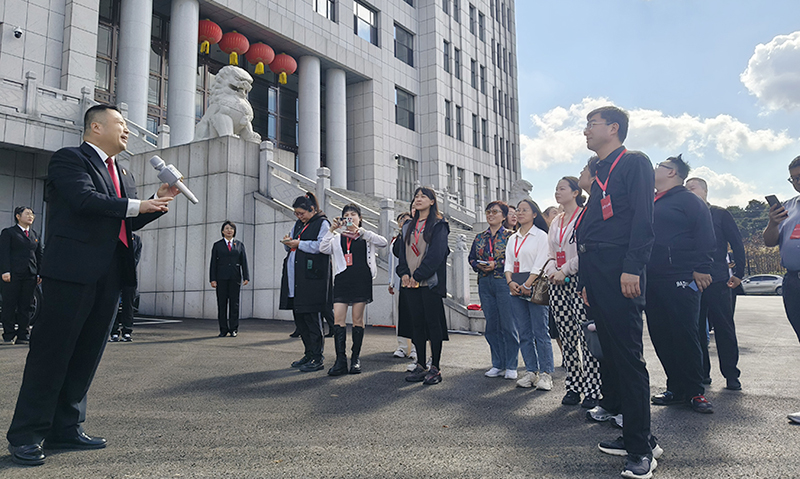 采訪團走進撫順縣人民法院