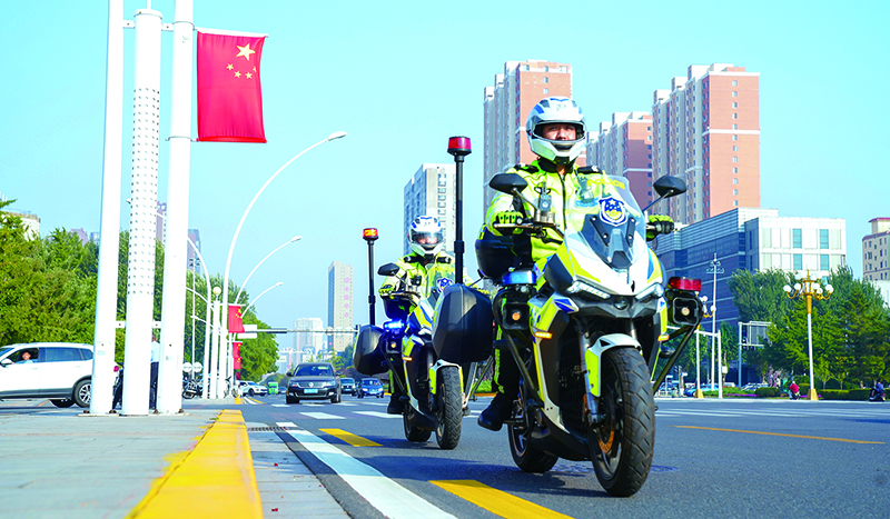 錦州市公安局交警支隊機動大隊鐵騎中隊執(zhí)行巡邏勤務任務