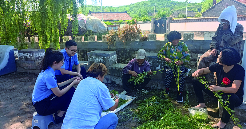 遼陽市弓長嶺區(qū)人民檢察院青年干警向農村留守老年人宣講防范養(yǎng)老詐騙知識