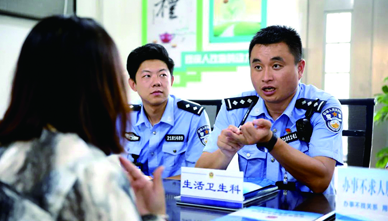 凌源第一監(jiān)獄獄務服務中心干警接待來監(jiān)辦事人員