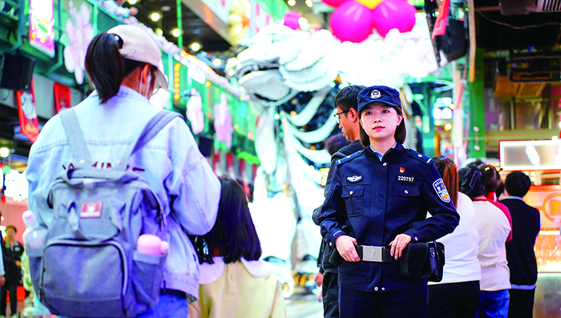 大連市公安局沙河口分局女民警在景區(qū)開展便民服務