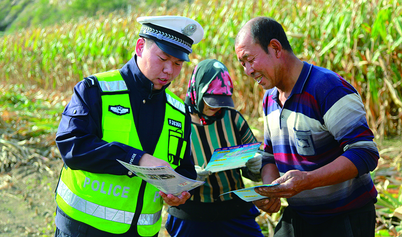 10 月 6 日，鐵嶺市公安局交警支隊民警深入田間地頭,，以 “嘮家?！?及發(fā)放傳單資料的方式宣傳交通安全，引導農(nóng)民群眾養(yǎng)成文明出行,、安全出行的習慣,。