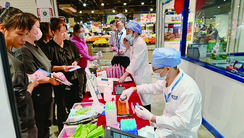 檢測人員對消費者購買的食品現(xiàn)場進(jìn)行快速檢測