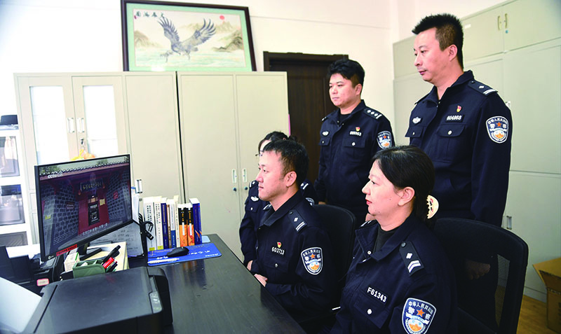 丹東市公安局振興分局經偵大隊民警收看特別節(jié)目