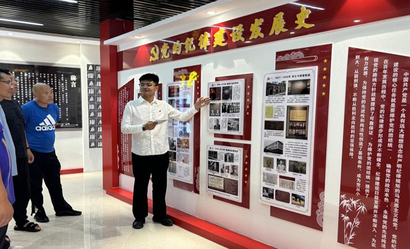 吳志權(quán)組織黨員走進“黨課陣地”
