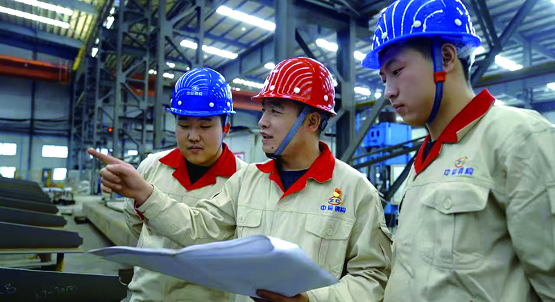 沈陽(yáng)中辰鋼結(jié)構(gòu)工程有限公司先鋒黨員,、遼寧省勞動(dòng)模范劉權(quán)（中）在車間調(diào)度工作
