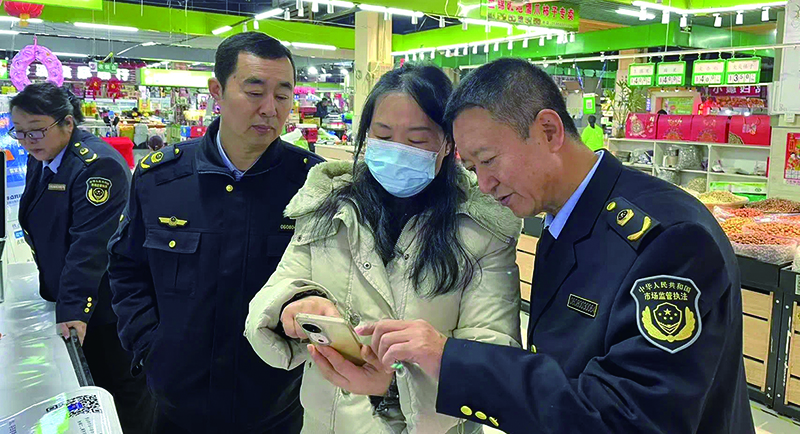 工作人員宣傳食品抽檢相關(guān)知識