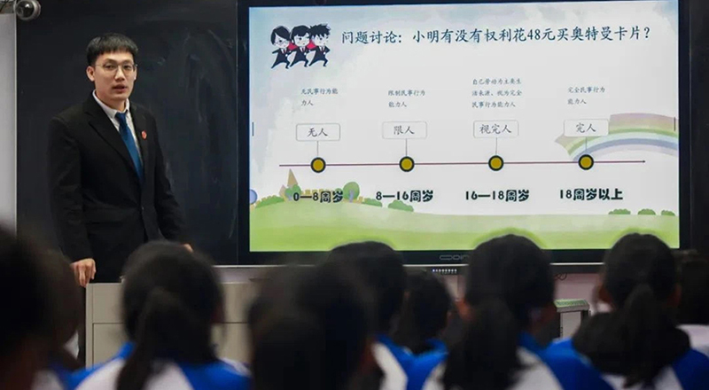 法官助理王海銘以“與法同行 向陽發(fā)展”為主題為同學(xué)們普及法律知識,。