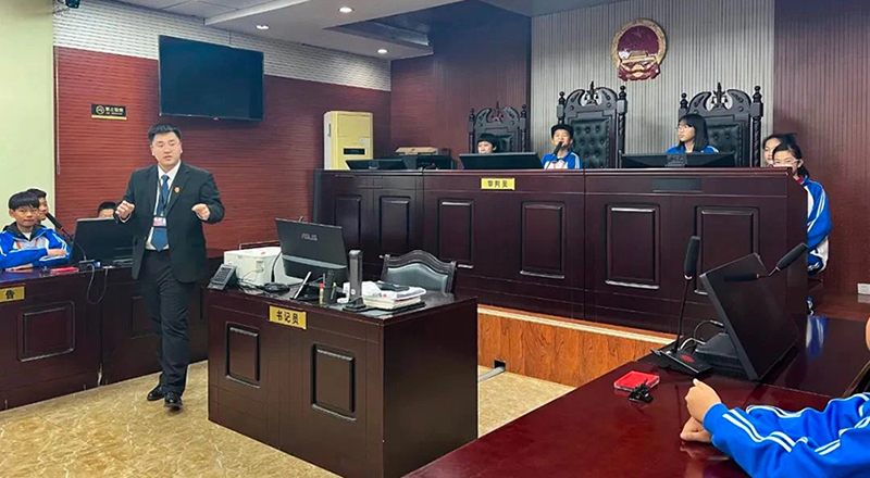高升人民法庭為同學(xué)舉辦少年模擬法庭,，讓同學(xué)們身臨其境的感受法治教育,。