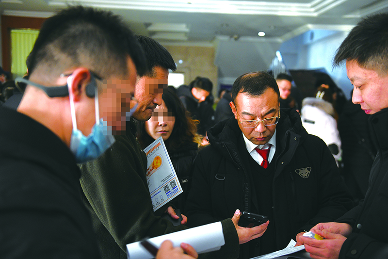 主辦法官（右二）為受害群眾現(xiàn)場宣講流程及注意事項
