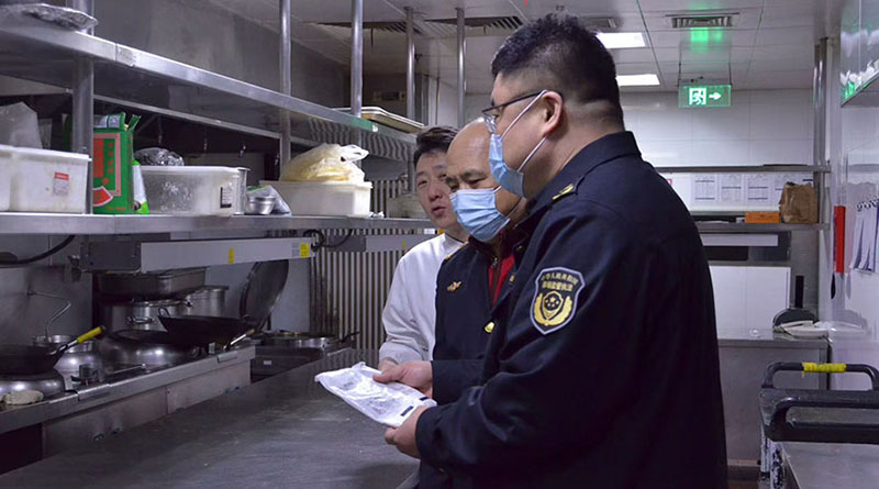 配圖： 撫順市市場監(jiān)督管理局對學校食堂進行檢查