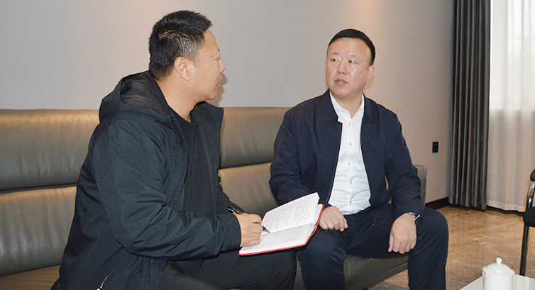 王超（右）接受記者采訪