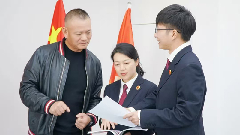 頭題主稿配圖，檢察官向企業(yè)經(jīng)營者進(jìn)行法律宣講