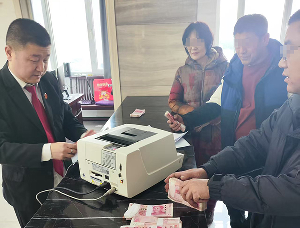 當(dāng)事人打碼 春節(jié)剛過，鳳城市法院執(zhí)結(jié)了一件多年積案,，向當(dāng)事人發(fā)放了案款,。