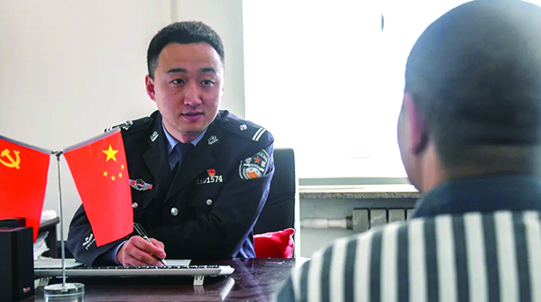 金長磊對罪犯進(jìn)行教育談話