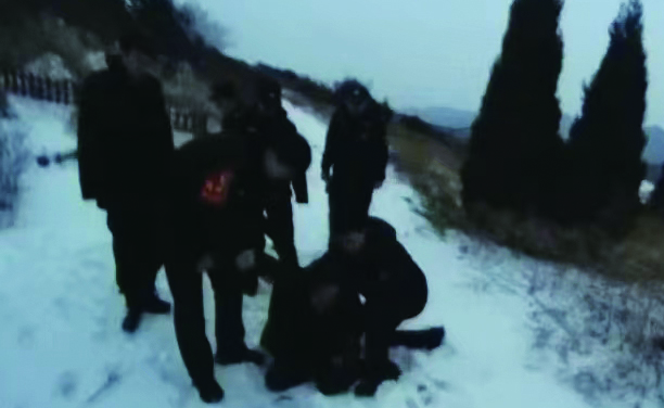 民輔警冬夜雪地急行，趕到墓地救下輕生女子,。