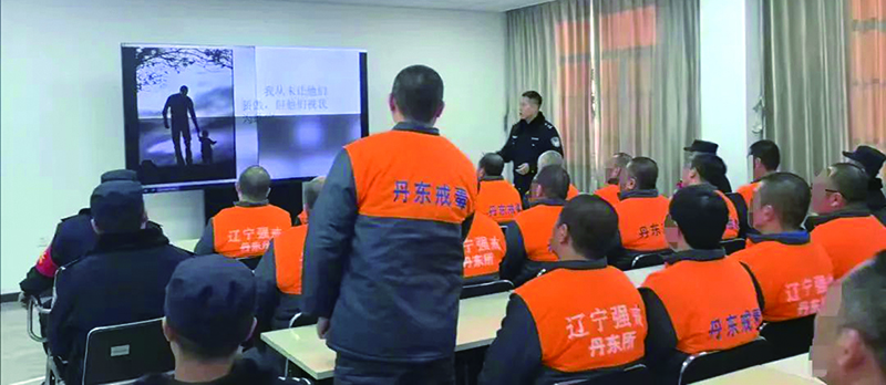 授課警察在課堂上強調(diào)家庭的重要性,。