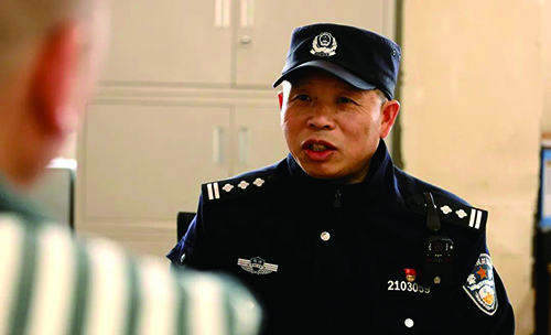 劉建兵與罪犯進(jìn)行個(gè)別教育談話